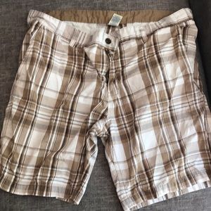 Men’s plaid cargo shorts
